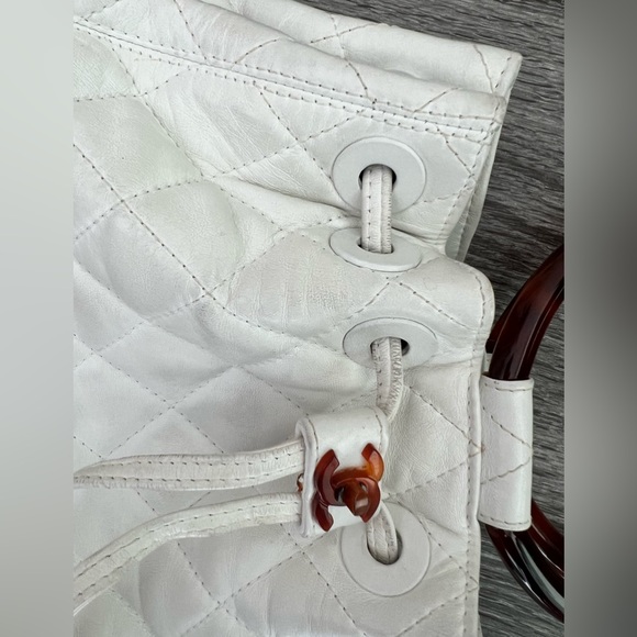 VINTAGE RARE — Chanel Bucket Bag with Tortoise Handle - Picture 8 of 12